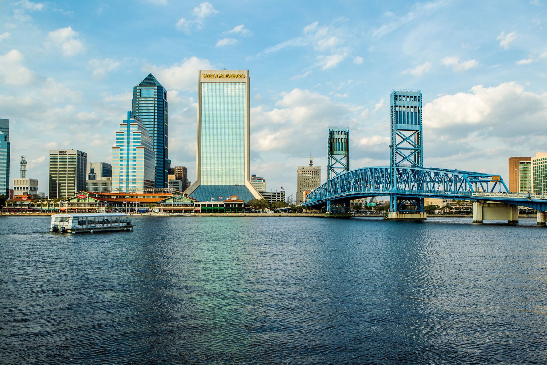 Cityscape of Jacksonville featuring the Wells Fargo office building.